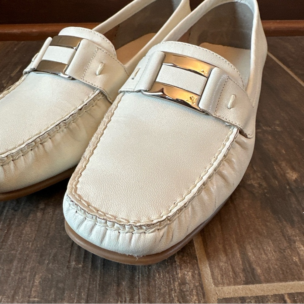 Beige Leather Loafers with Silver Buckle- hush puppies - 8.5 - vintage Y2K - Picture 2 of 7
